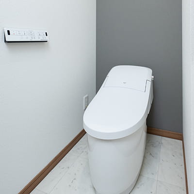 壁面リモコンが使いやすいトイレ
