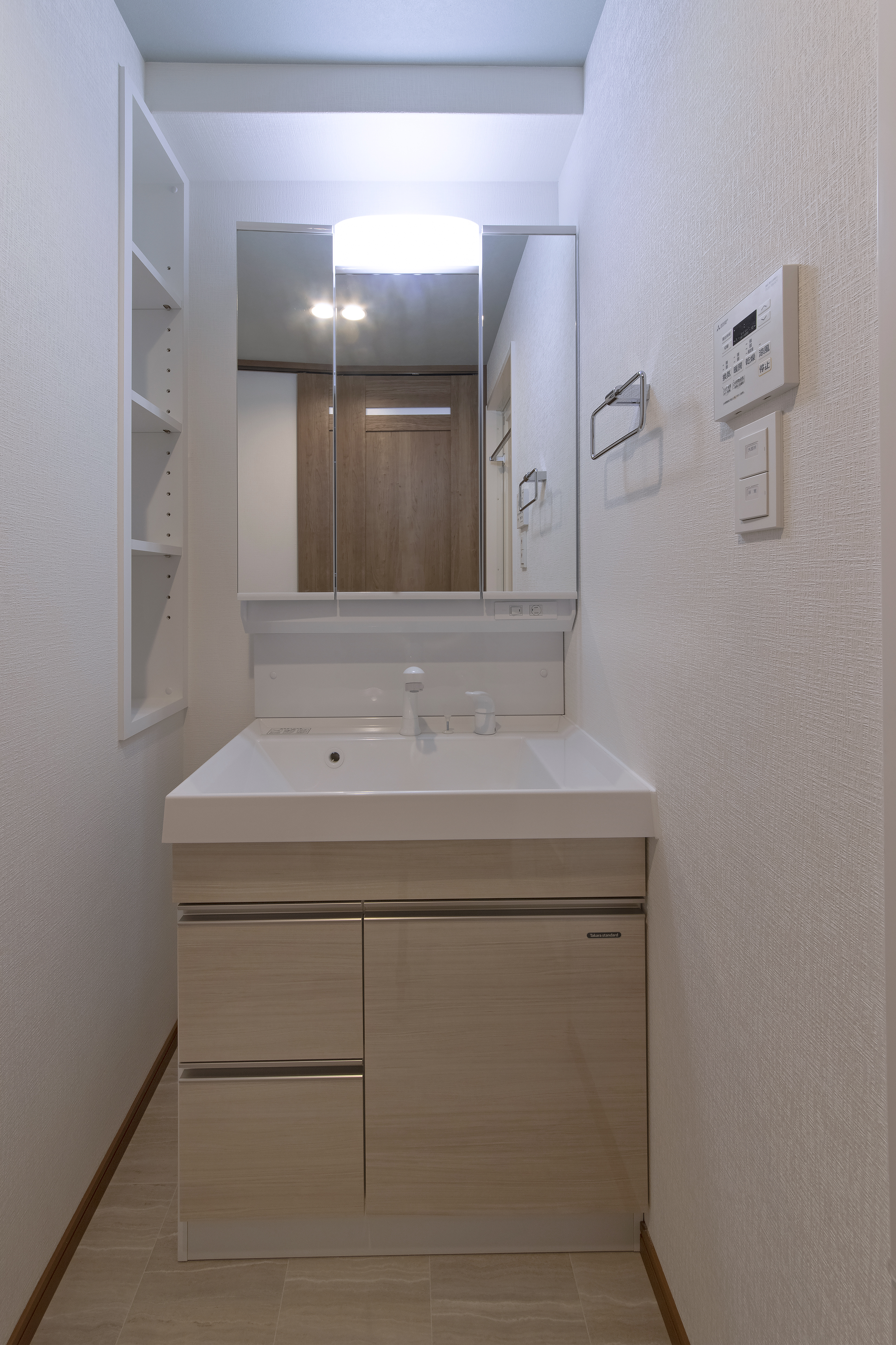 広々と清潔感のある洗面台